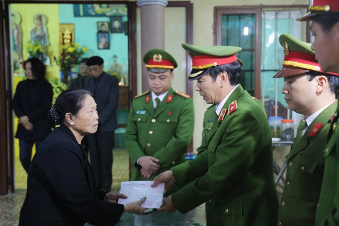Thay mặt cán bộ, giảng viên và học viên Học viện, Thiếu tướng, GS.TS Trần Minh Hưởng trao số tiền quyên góp ủng hộ được cho gia đình đồng chí Nguyễn Huy Thịnh