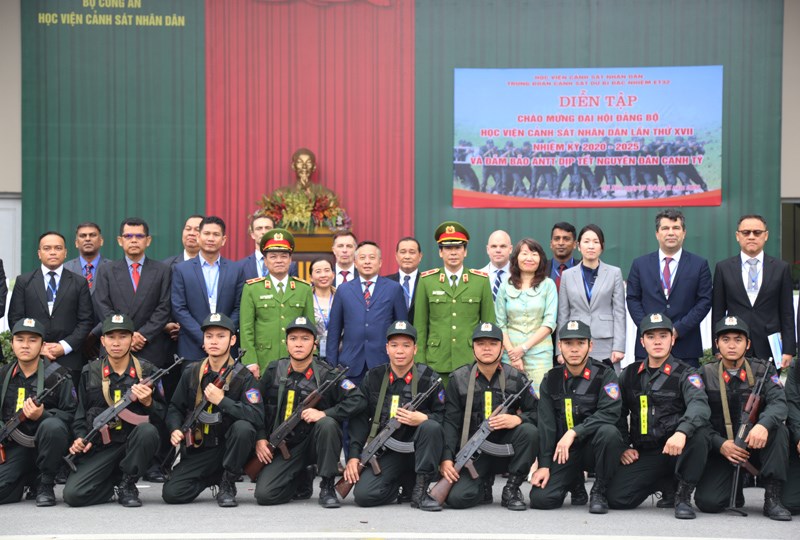 Các đại biểu chụp ảnh lưu niệm cùng Trung đoàn Cảnh sát dự bị đặc nhiệm