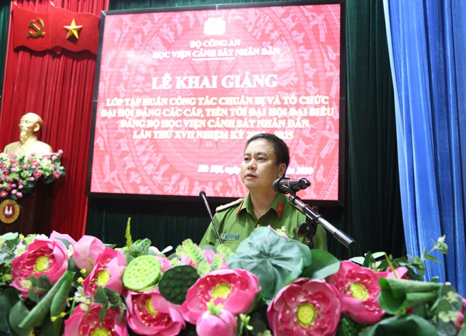 Đại tá, PGS.TS Phạm Công Nguyên, Phó Bí thư Đảng ủy, Phó Giám đốc Học viện phát biểu tại lễ khai giảng