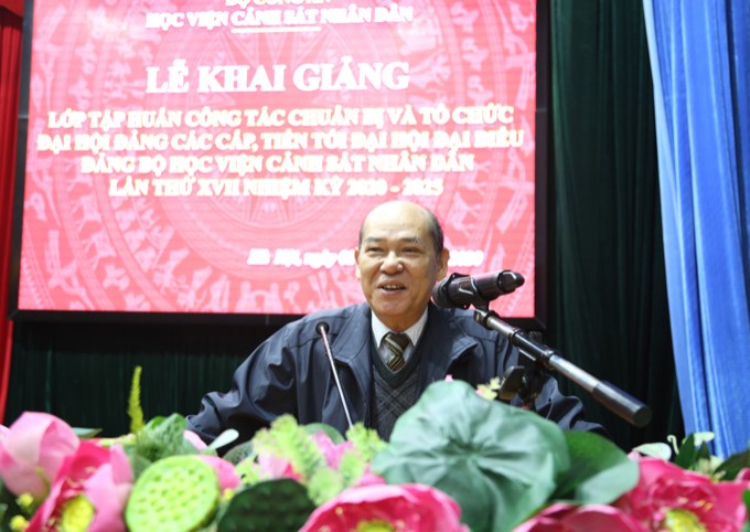 TS Nguyễn Đức Hà, nguyên Vụ trưởng Vụ cơ sở Đảng, Ban tổ chức Trung ương báo cáo tại lớp tập huấn