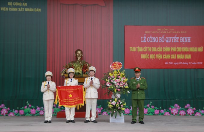 Thiếu tướng, GS.TS Trần Minh Hưởng, Giám đốc Học viện trao Cờ thi đua của Chính phủ cho tập thể lãnh đạo Khoa Ngoại ngữ