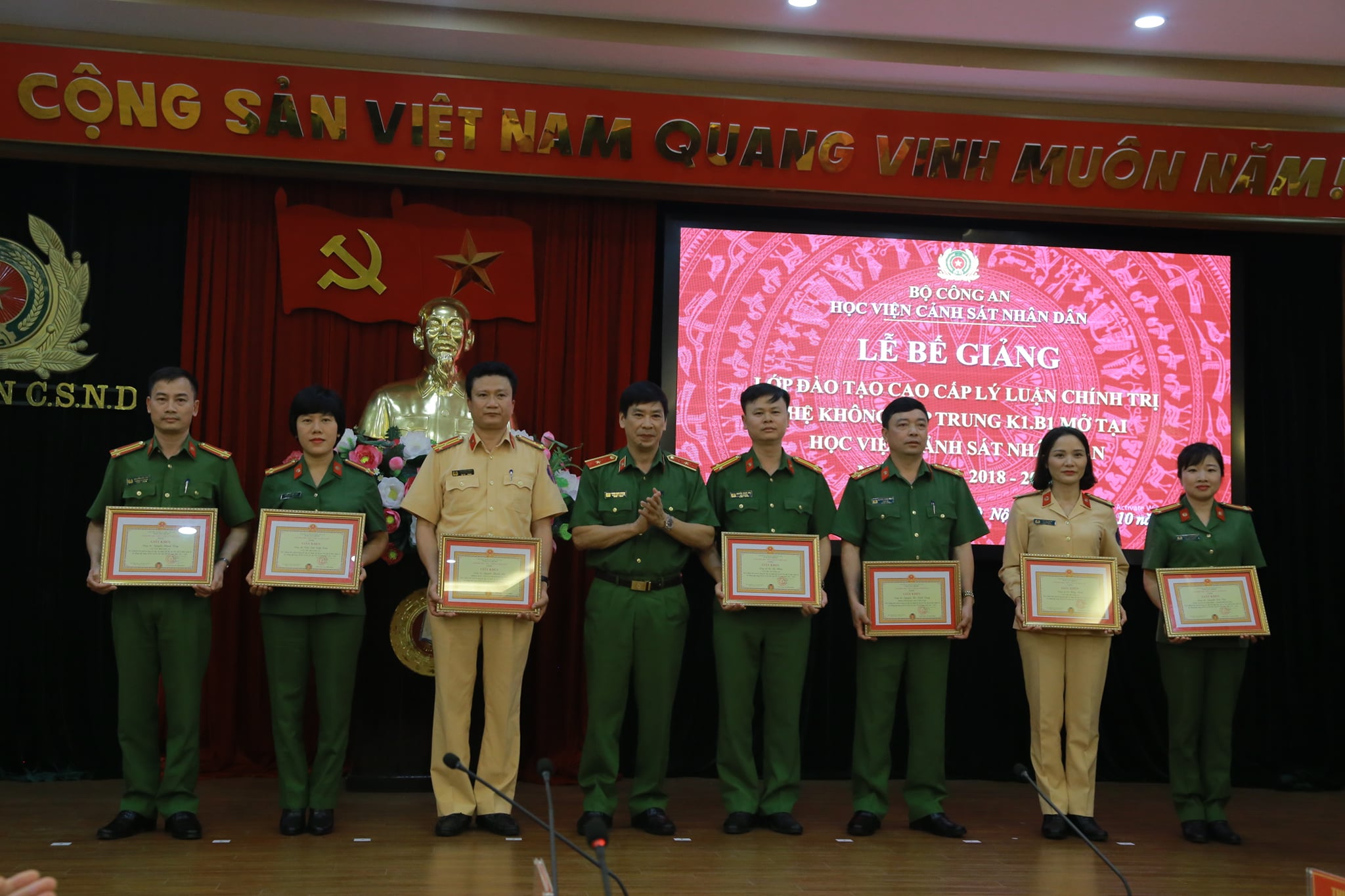 Thiếu tướng, GS.TS Trần Minh Hưởng trao giấy khen cho các học viên có thành tích xuất sắc