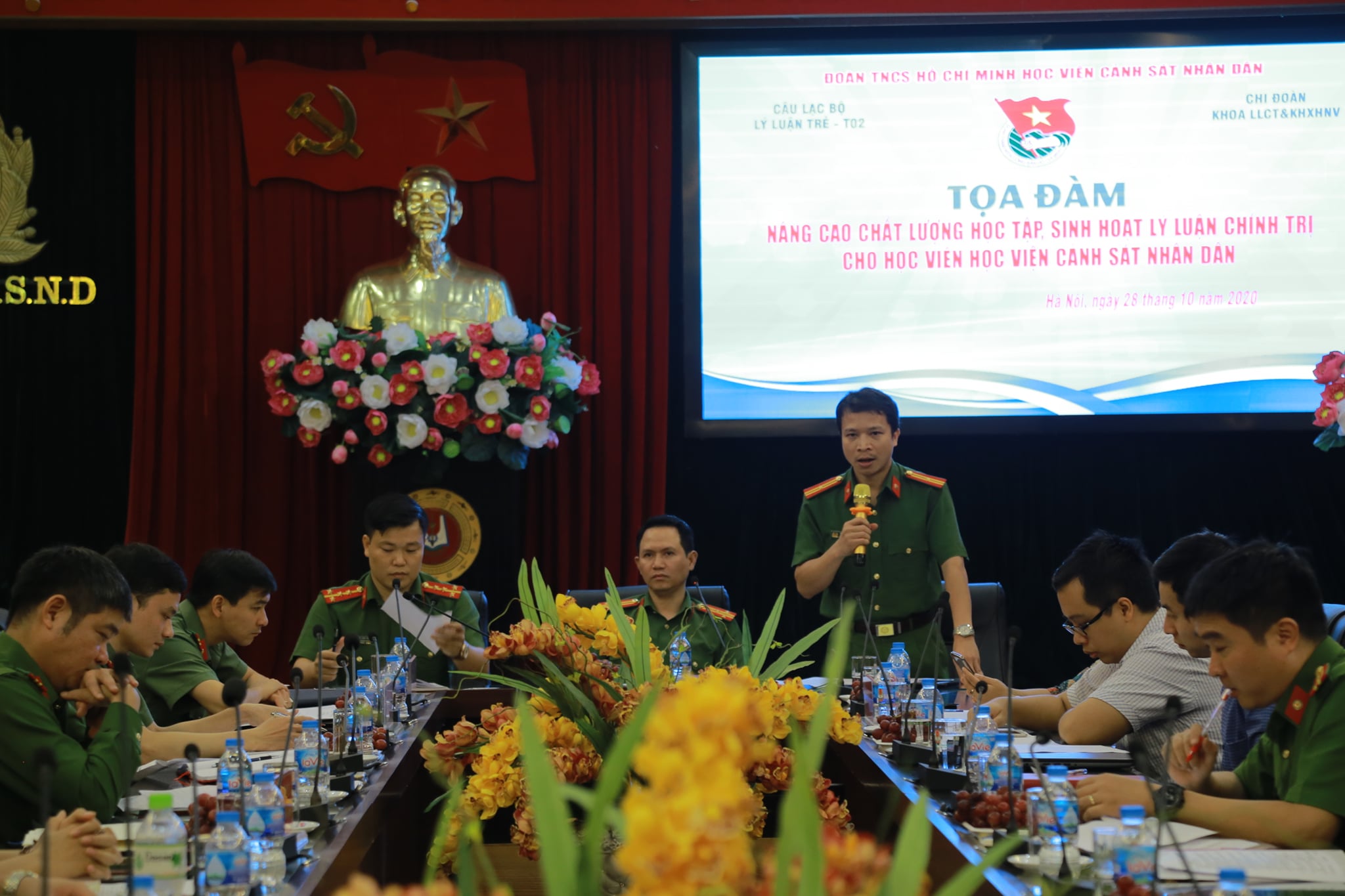 Thiếu tá, TS Ngô Văn Vinh - Phó Trưởng Khoa CSĐT, Chủ nhiệm CLB Lý luận trẻ Học viện CSND điều hành chương trình Toạ đàm