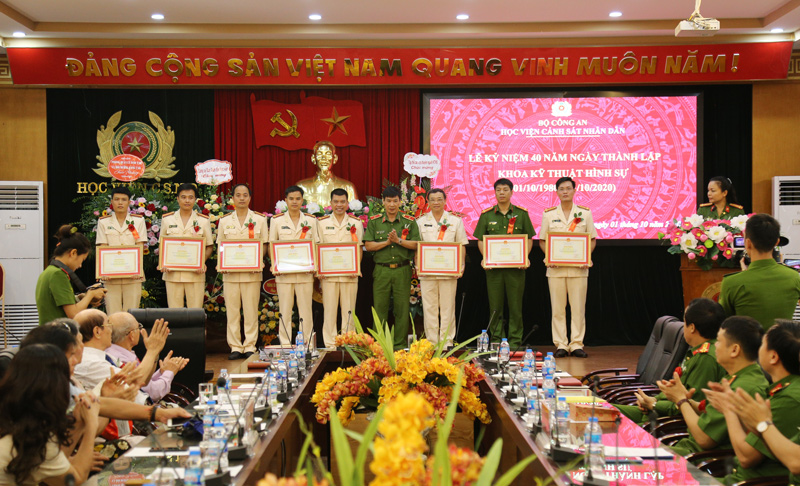 Thiếu tướng, GS.TS Trần Minh Hưởng, Giám đốc Học viện trao bằng khen cho các tập thể, cá nhân