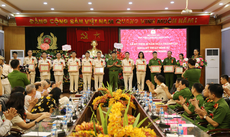 Thiếu tướng, GS.TS Trần Minh Hưởng, Giám đốc Học viện trao bằng khen cho tập thể, cá nhân Khoa KTHS