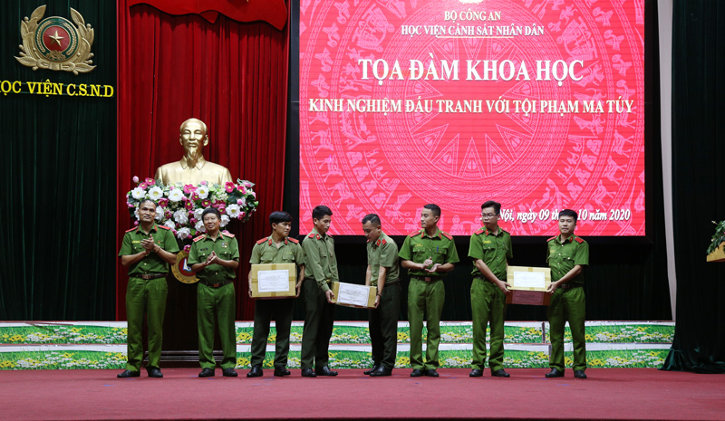 Thiếu tướng Vũ Hùng Vương  tặng sách cho cán bộ, giảng viên, học viên chuyên ngành Cảnh sát phòng chống tội phạm ma túy