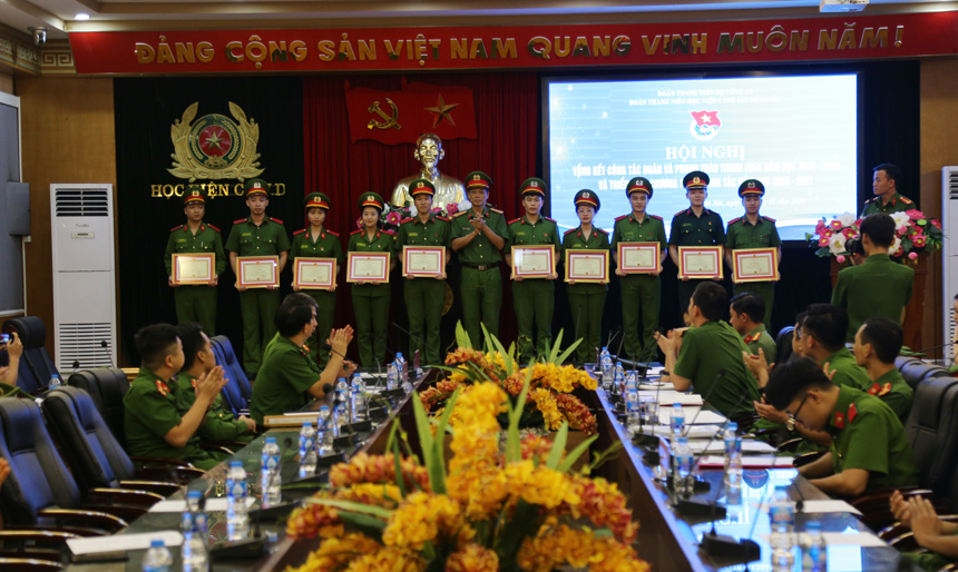 Thượng tá Lê Văn Long, Phó trưởng Phòng CTĐ và CTCT trao giấy khen của Giám đốc Học viện CSNDcho các cá nhân đã có thành tích xuất sắc trong tổ chức, tham gia công tác Đoàn và phong trào Thanh niên