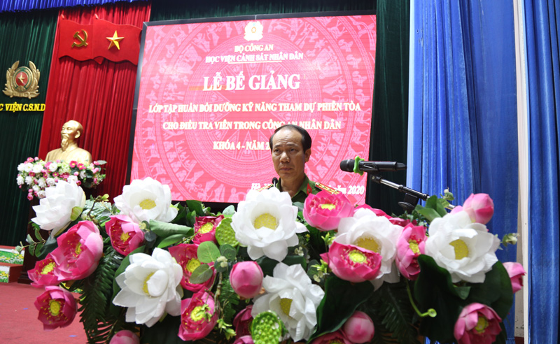 Đại tá, TS Trần Quang Huyên, Phó Giám đốc Học viện phát biểu tại buổi lễ