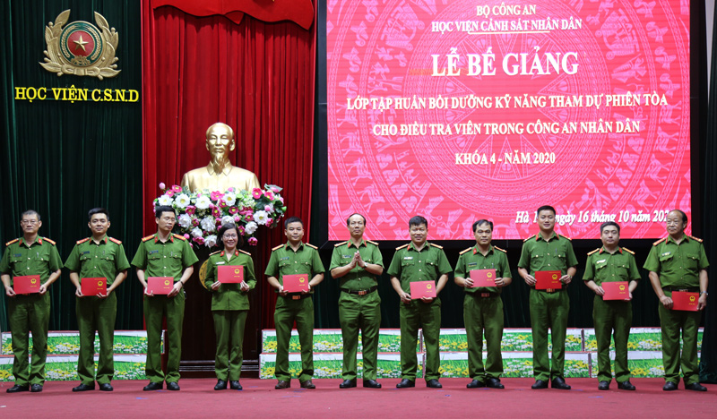 Đại tá, TS Trần Quang Huyên, Phó Giám đốc Học viện trao chứng chỉ cho các học viên
