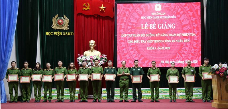 Đại tá, TS Trần Quang Huyên, Phó Giám đốc Học viện trao Giấy khen cho các học viên đạt nhiều thành tích xuất sắc trong học tập, rèn luyện và tổ chức lớp học