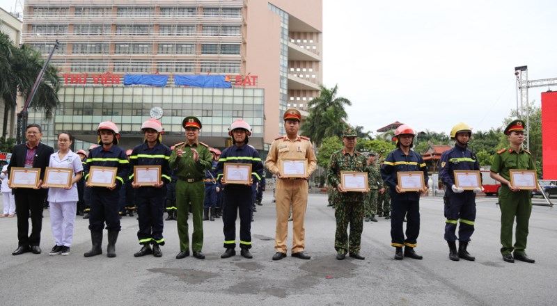 Đại tá Trần Ngọc Dương, Phó Giám đốc Công an thành phố Hà Nội trao giấy khen của Công an thành phố Hà Nội cho các cá nhân và tập thể đã có thành tích trong tổ chức và tham gia diễn tập phương án chữa cháy và cứu nạn, cứu hộ tại Học viện CSND