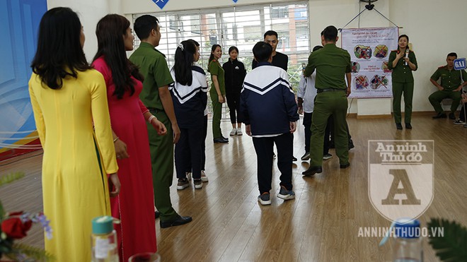 Cán bộ giáo viên và học sinh trường THCS Lê Ngọc Hân được tham gia tập huấn các kỹ năng phòng chống xâm hại tình dục
