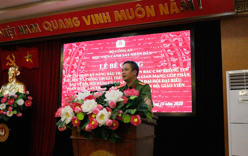 Đại tá, PGS.TS Phạm Công Nguyên, Phó Giám đốc Học viện phát biểu tại lễ bế giảng