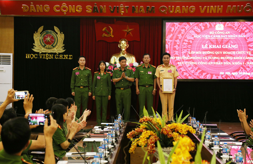 Thiếu tướng, GS.TS Trần Minh Hưởng - Giám đốc Học viện trao Quyết định thành lập lớp học cho Ban cán sự lớp