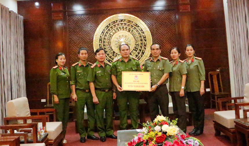 Học viện CSND trao 100 triệu đồng cho nhân dân và cán bộ, chiến sĩ tỉnh Quảng Trị