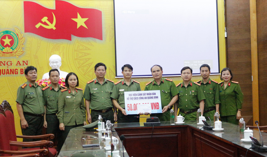 Học viện CSND trao 50 triệu đồng cho  cán bộ, chiến sĩ tỉnh Quảng Bình tại Công an Tỉnh Quảng Bình