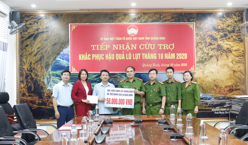 Học viện CSND trao 50 triệu đồng cho  nhân dân tỉnh Quảng Bình tại Ủy ban mặt trận Tổ quốc Tỉnh Quảng Bình