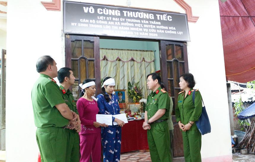 Học viện CSND trao 40 triệu đồng cho gia đình thân nhân Liệt sĩ Đại úy Trương Văn Thắng