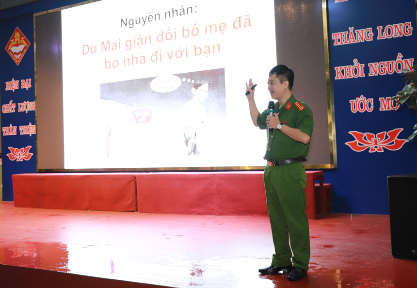 Mở đầu buổi đàm thoại, đồng chí Trung tá, TS Nguyễn Hữu Toàn giới thiệu chung về tâm lý lứa tuổi và thực trạng xâm hại tình dục trẻ em ở Việt Nam những năm gần đây.