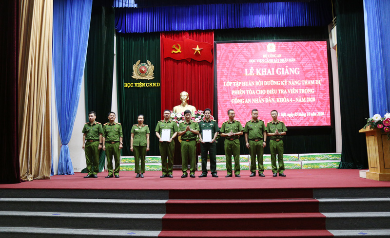 Thiếu tướng, GS.TS Trần Minh Hưởng - Giám đốc Học viện trao Quyết định thành lập lớp cho Ban cán sự lớp