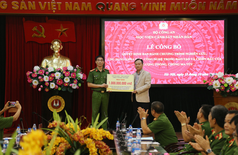 Ông Trần Đình Lâm - Chủ tịch hội đồng quản trị Công ty MyWay Việt Nam trao tặng Khoa Cảnh sát PCTP về ma túy số tiền 01 tỷ đồng