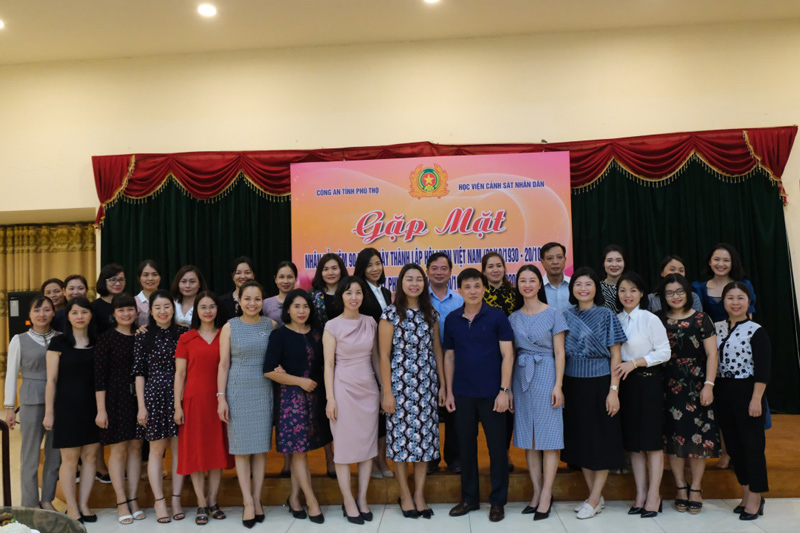 Các cán bộ, hội viên chụp ảnh lưu niệm cùng Đảng ủy - Ban Giám đốc Công an tỉnh Phú Thọ.