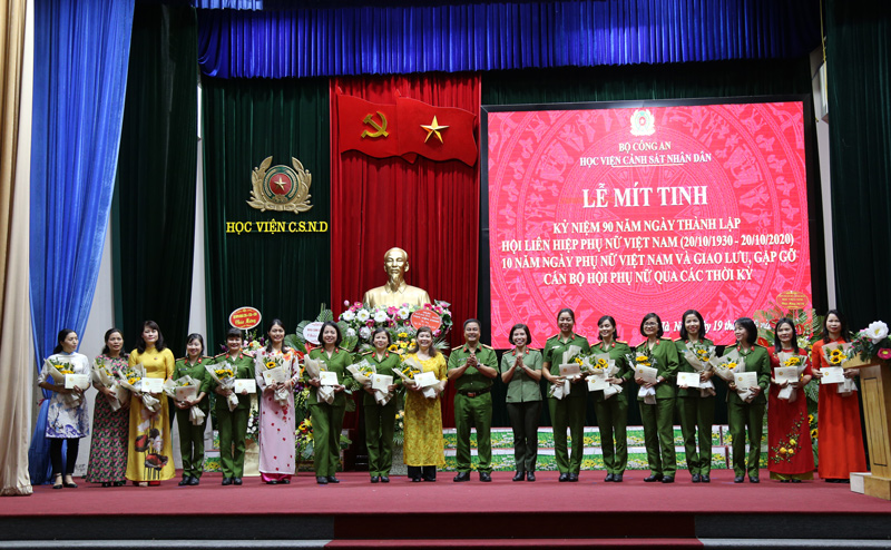 Đại tá, PGS.TS Phạm Công Nguyên, Phó Giám đốc Học viện trao Kỷ niệm chương “Vì sự phát triển của phụ nữ Việt Nam” cho 19 hội viên