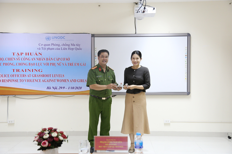 Học viện CSND tặng quà lưu niệm cho Văn phòng UNODC Việt Nam