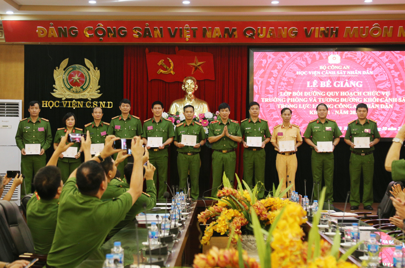 Thiếu tướng, GS.TS Trần Minh Hưởng, Giám đốc Học viện trao Chứng chỉ hoàn thành khóa học cho các học viên