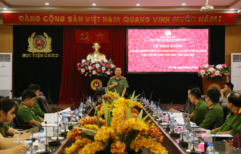 Trung tướng, GS.TS Nguyễn Ngọc Anh giảng dạy tại lớp học