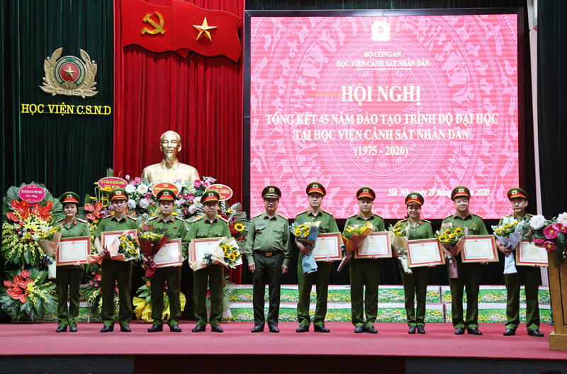 Thứ trưởng Nguyễn Văn Thành trao Bằng khen của Bộ trưởng Bộ Công an cho 05 tập thể và 04 cá nhân
