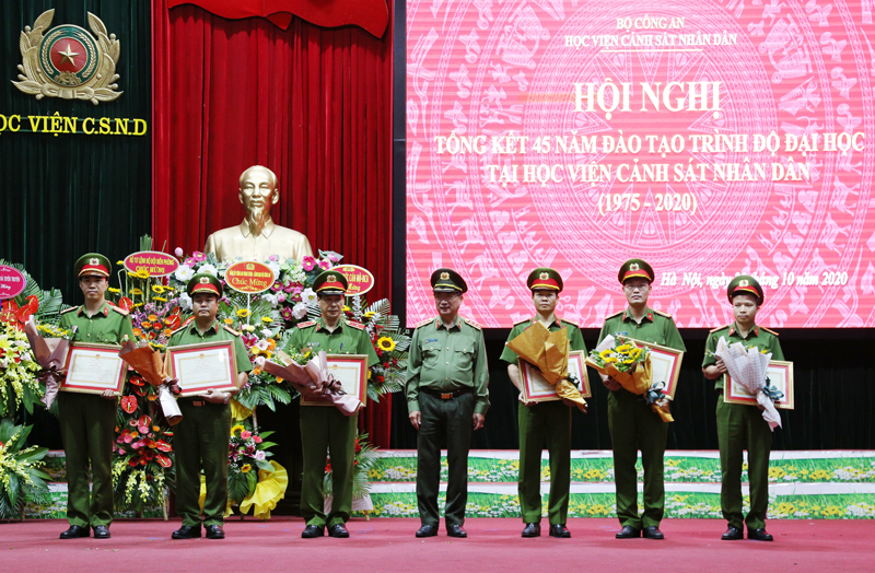 Thứ trưởng Nguyễn Văn Thành trao Bằng khen của Bộ trưởng Bộ Quốc phòng cho 03 tập thể và 04 cá nhân