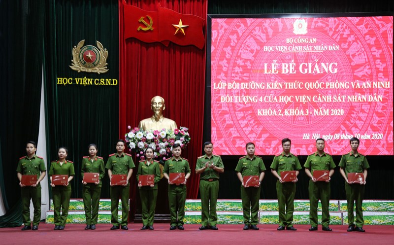 Thiếu tướng, GS.TS Nguyễn Đắc Hoan, Phó Giám đốc Học viện trao chứng chỉ hoàn thành khóa học cho các học viên
