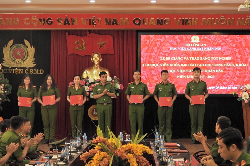 Thiếu tướng, GS.TS Nguyễn Đắc Hoan, Phó Giám đốc Học viện trao bằng tốt nghiệp cho các sinh viên