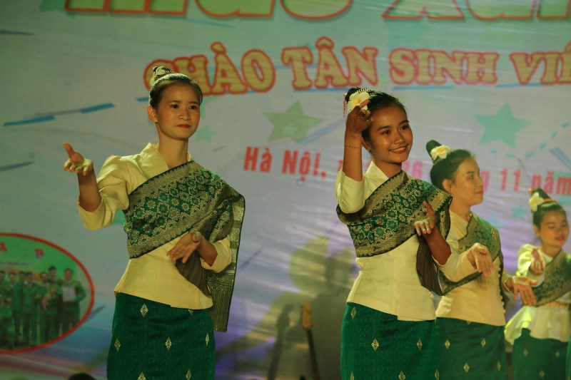 Những cô gái du học sinh Lào duyên dáng múa "Mời thăm Luông Pha Băng"