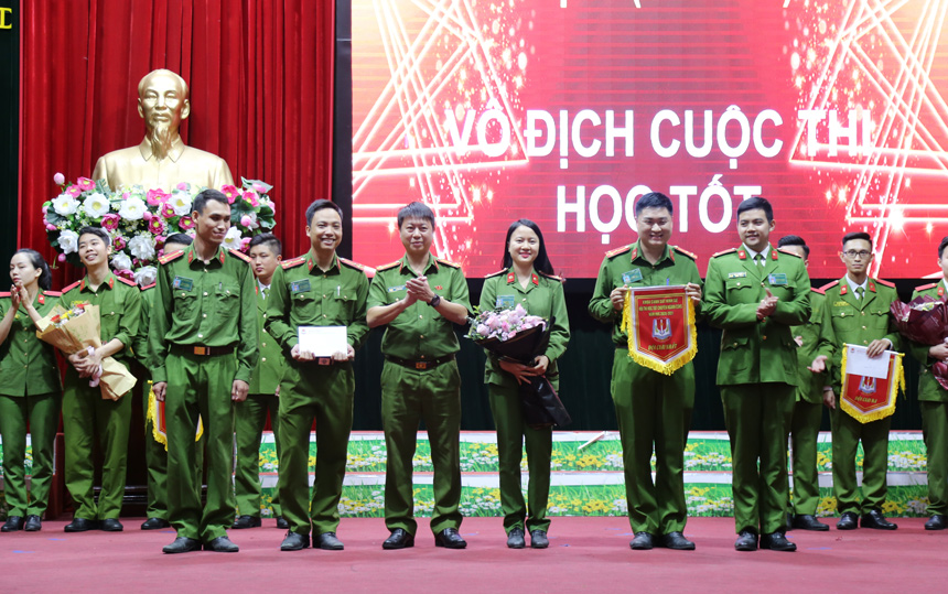 Lãnh đạo Khoa Cảnh sát hình sự trao giải nhất cho Đội Liên thông vừa làm vừa học khóa 31