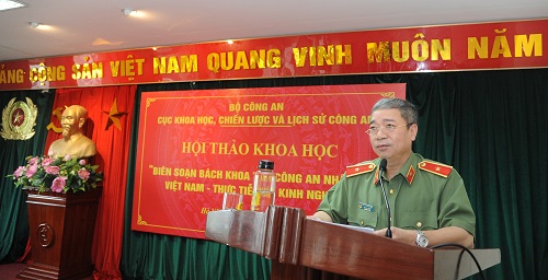 Thiếu tướng, PGS.TS Nguyễn Quang Trung, Phó Cục trưởng Cục Khoa học, Chiến lược và Lịch sử Công an phát biểu khai mạc Hội thảo.
