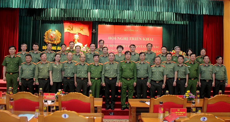 Thứ trưởng Trần Quốc Tỏ cùng các đại biểu tham dự Hội nghị.