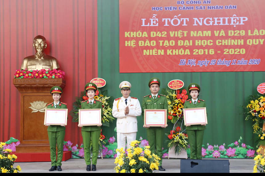Học viện CSND tổ chức lễ tốt nghiệp và phong hàm sĩ quan khóa D42 Việt Nam và D29 Lào