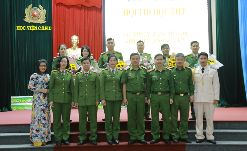 Thiếu tướng, GS. TS Nguyễn Đắc Hoan tặng hoa, chụp ảnh lưu niệm cùng Ban giám khảo và các đội thi