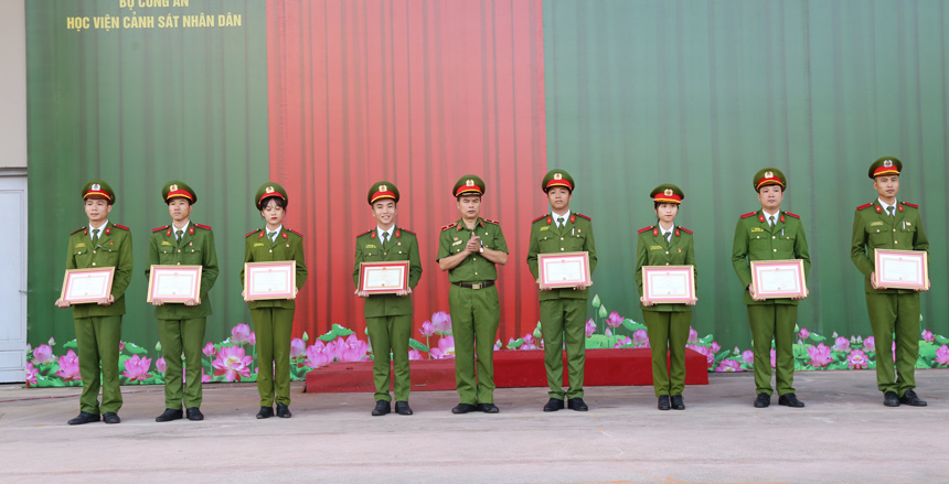 Thiếu tướng, GS. TS Nguyễn Đắc Hoan trao giấy khen cho đại diện các tập thể và cá nhân có thành tích xuất sắc trong tổ chức và tham gia Cuộc thi ảnh chào mừng 75 năm Ngày truyền thống CAND Việt Nam.