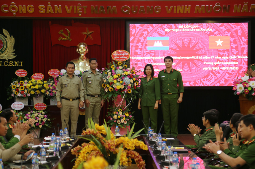 Các đơn vị chức năng thuộc Học viện tặng hoa chúc mừng nhân dịp 67 năm ngày Quốc khánh Vương quốc Campuchia