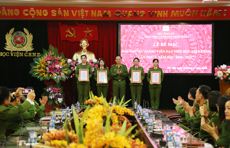 Thiếu tướng, GS.TS Phạm Ngọc Hà, chuyên viên cao cấp Học viện CSND, Trưởng Ban Giám khảo Hội thi trao giải Nhì cho các nữ giảng viên