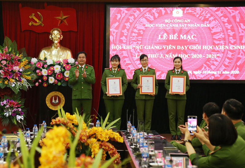 Đại tá, PGS.TS Phạm Công Nguyên, Phó Giám đốc Học viện trao giải Nhất cho 03 nữ giảng viên