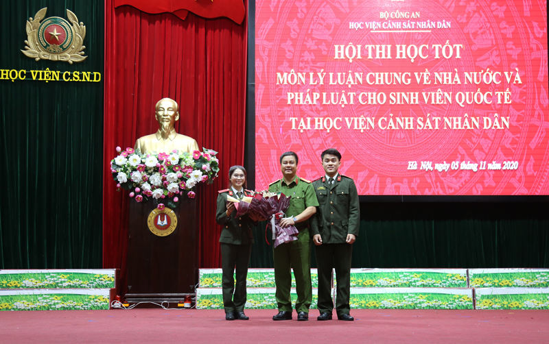 Đại diện học viên quốc tế tặng hoa tri ân sự quan tâm, tạo điều kiện của Đảng ủy, Ban Giám đốc Học viện