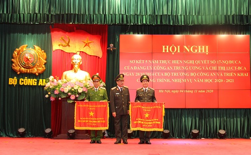 Thứ trưởng Nguyễn Văn Thành trao Cờ thi đua xuất sắc của Chính phủ tặng các tập thể có thành tích xuất sắc trong năm học 2019 - 2020.