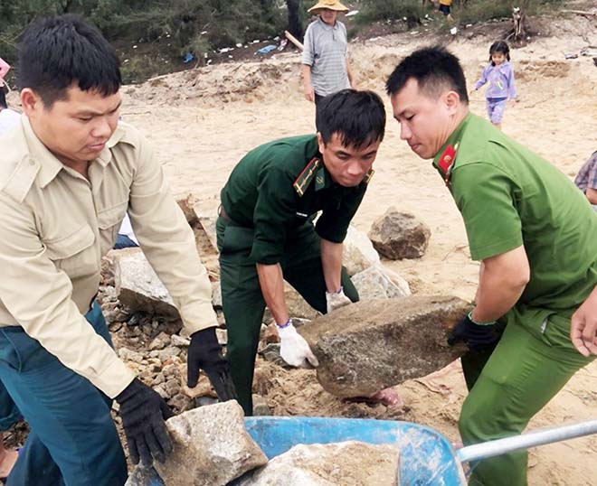 CBCS Công an xã Phú Thuận (huyện Phú Vang) giúp người dân gia cố kè biển sạt lở.