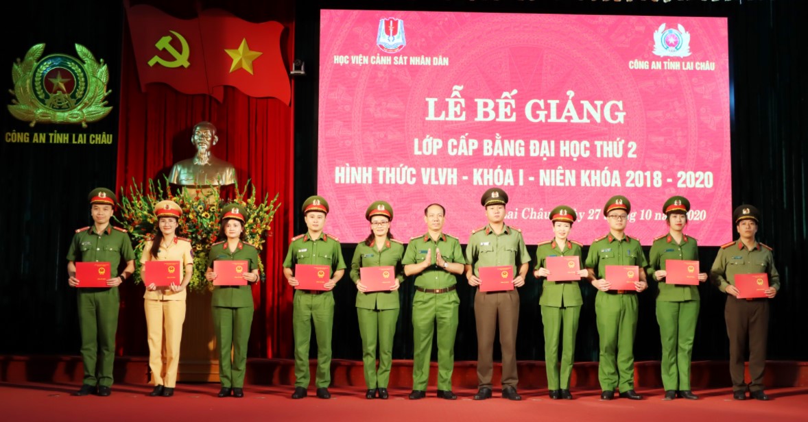 Đại tá, TS. Trần Quang Huyên, Phó Giám đốc Học viện trao bằng tốt nghiệp cho các học viên