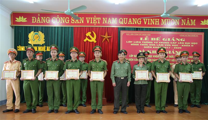 Đại tá Hồ Văn Tứ, Phó Giám đốc Công an tỉnh trao giấy khen của Giám đốc Học viện CSND cho các học viện có thành tích trong công tác học tập và quản lý lớp