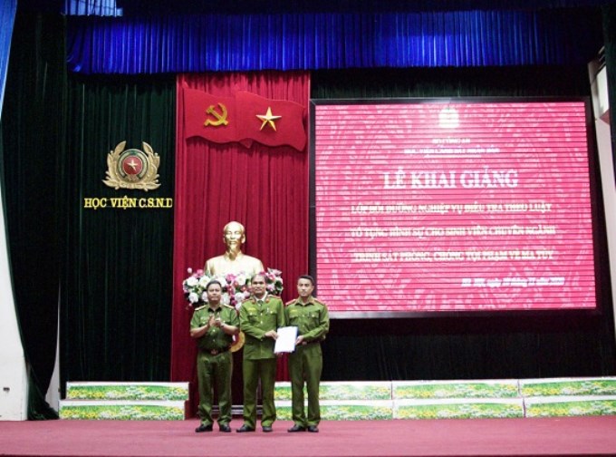 Đại tá, PGS.TS Phạm Công Nguyên, Phó Giám đốc Học viện trao quyết định thành lập lớp học cho Ban cán sự lớp